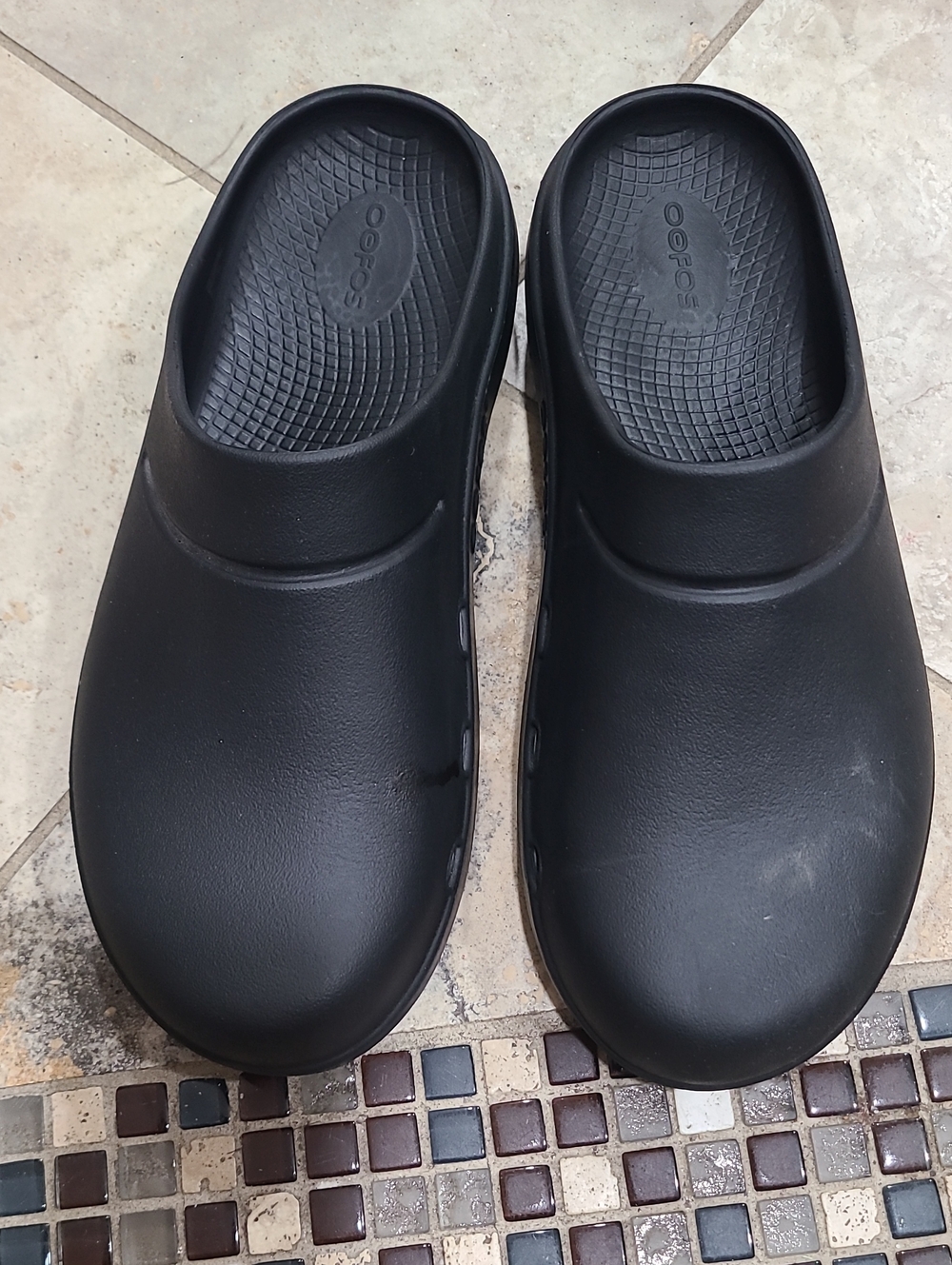 OOFOS Men's Black Slip-On Recovery Clogs